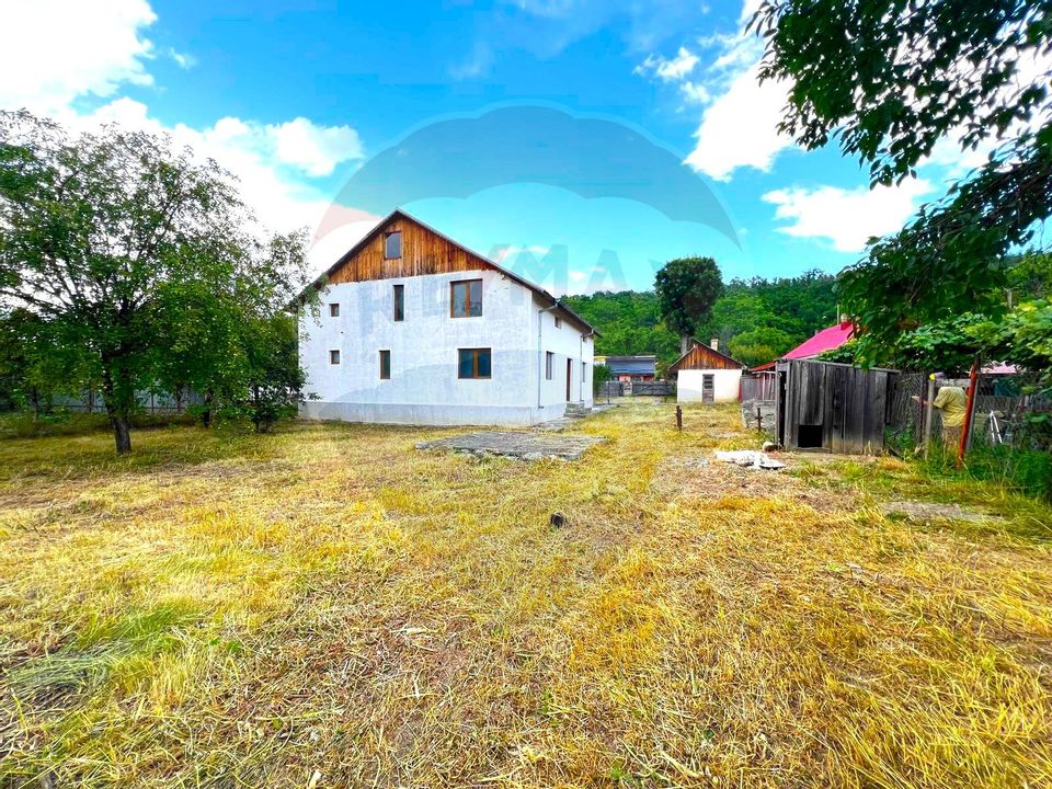 Casă / Vilă cu 6 camere de vânzare în BUHUȘI Județul BACĂU