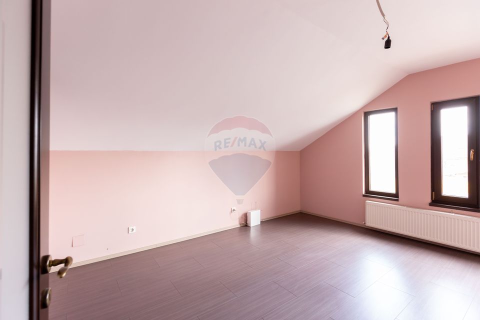 10 room House / Villa for sale, Serbanesti area