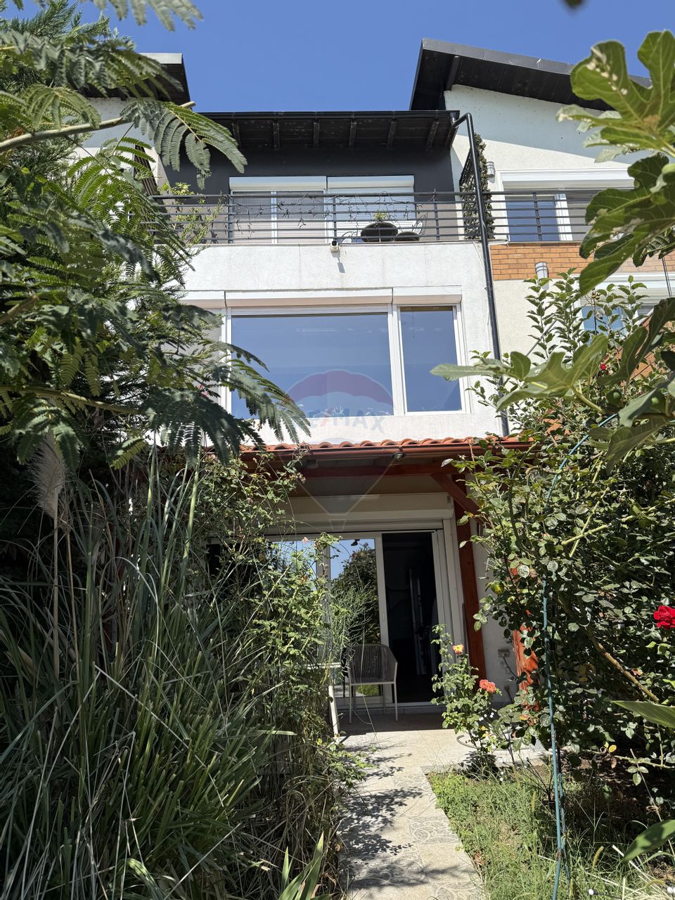 Vilă premium cu priveliște la lac și acces direct la apă