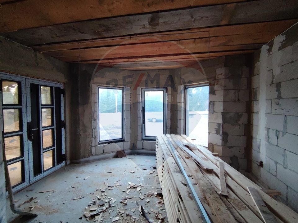 Casă / Vilă cu 8 camere de vânzare