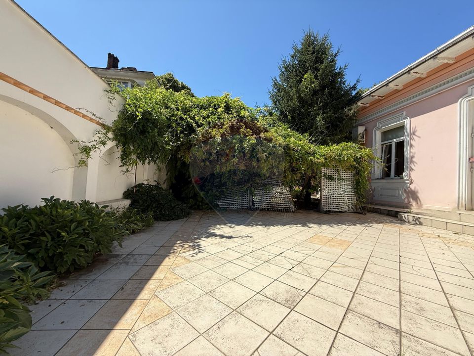 8 room House / Villa for sale, Central area