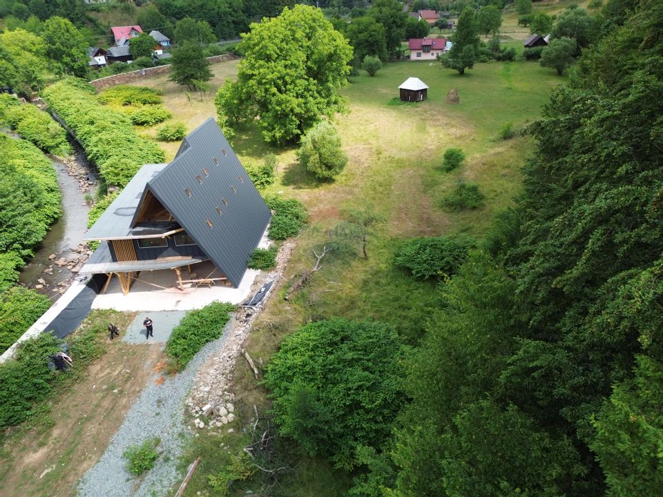 Cabană modernă tip A-frame de 312 m²  de vânzare în zona Firiza