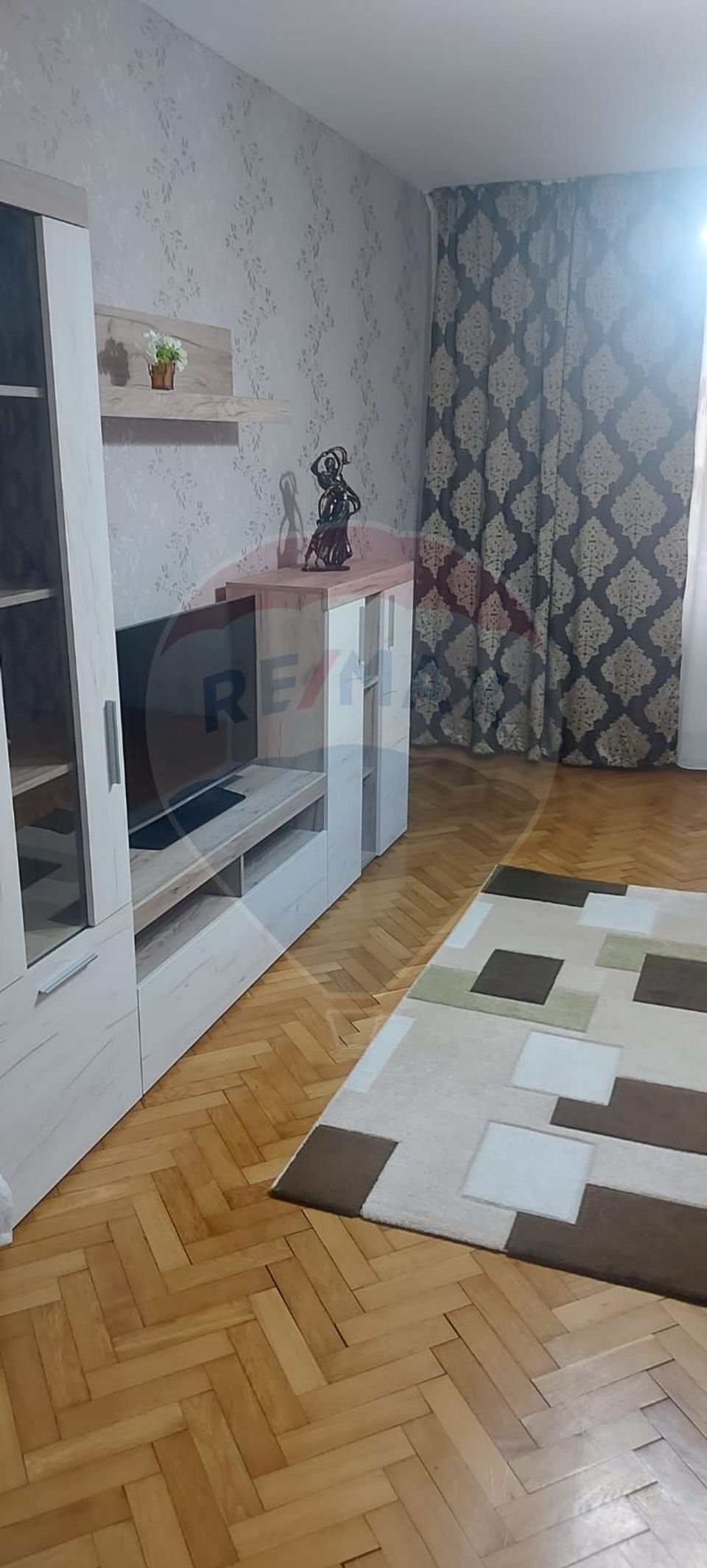 Apartament cu 3 camere de închiriat în zona Central