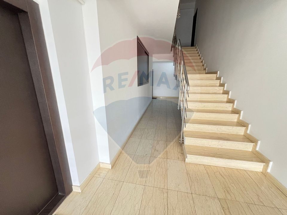 Apartament cu 3 camere cu CURTE PROPRIE  de vânzare în zona Tractorul