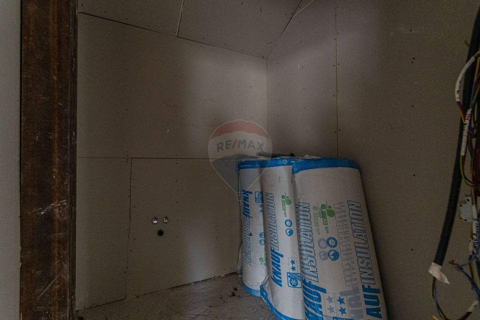 Cladire de 902 mp utili de vânzare, zona Grivitei - DN 13, COMISION 0