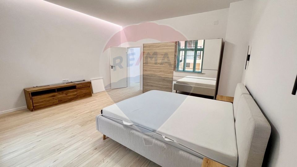 Apartam decomandat 2 cam la casa cu terasa, gradina - Pet Friendly
