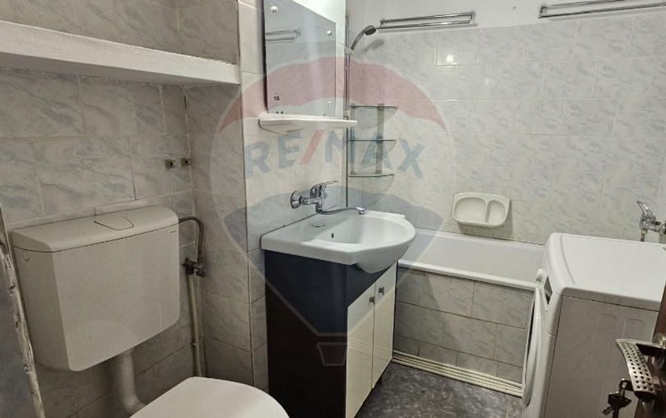 Apartament cu 4 camere de vânzare în Comănești/ Bacău.