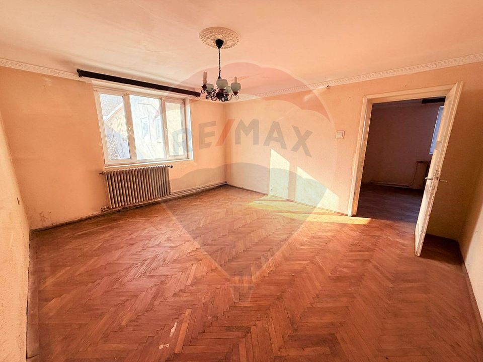 Casă de vanzare cu curte | 4 camere | Zona Gorjului | Teren generos