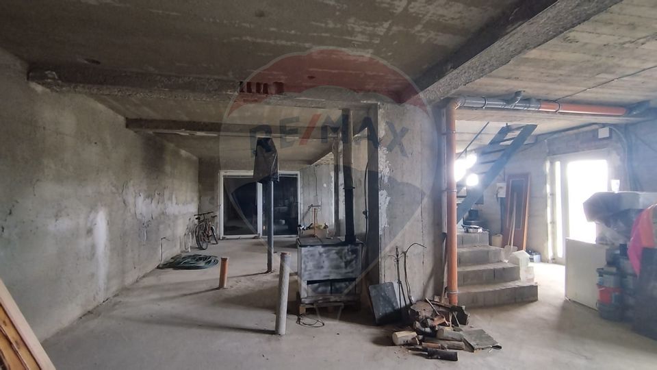 De Vânzare – Imobil Multifuncțional în  Șinteu, Bihor