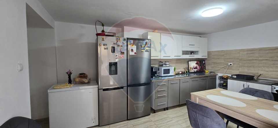 Casă / Vilă de vanzare cu 3 camere central Chisineu Cris