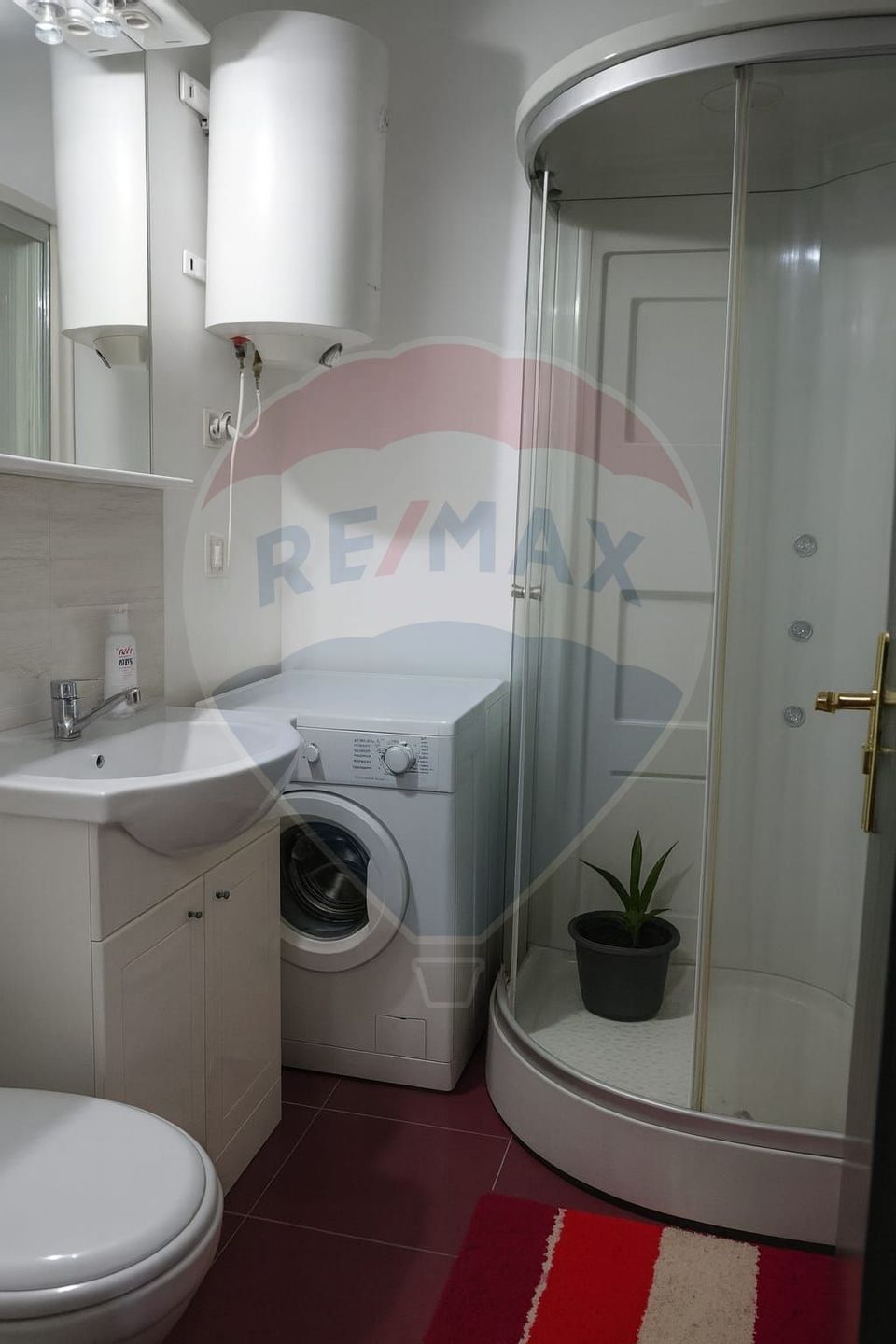 Garsonieră luminoasă și bine compartimentată,