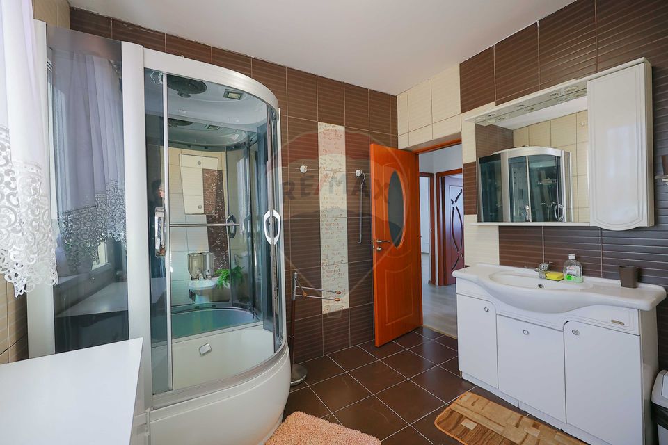 Casă cu 5 camere de vânzare în zona Episcopia Bihorului