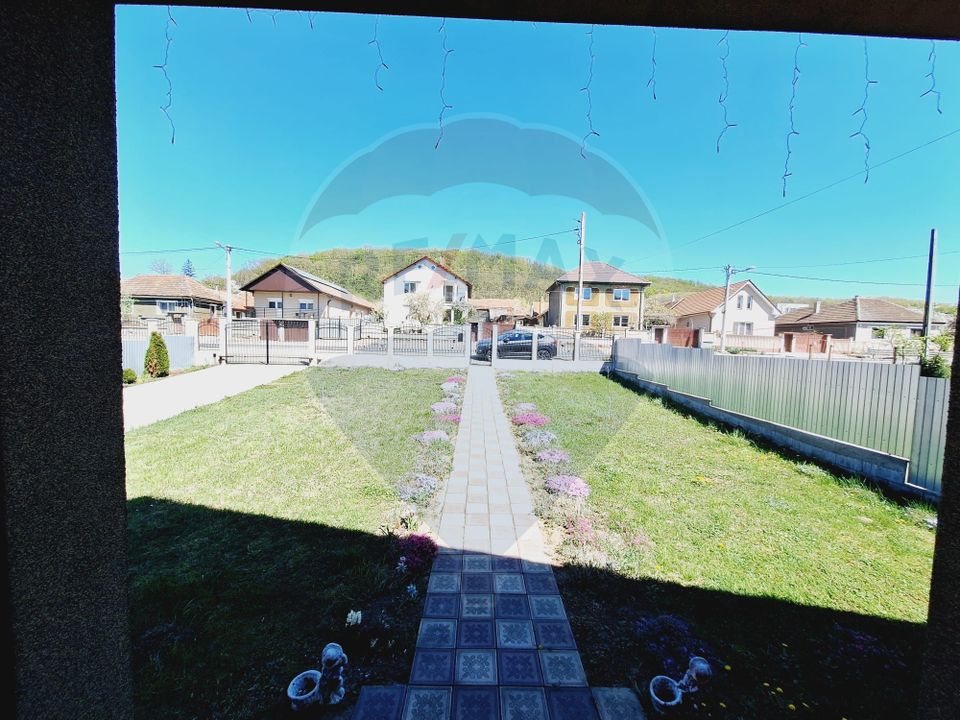 Casă / Vilă cu 5 camere de vânzare la 12-15 minute de Oradea