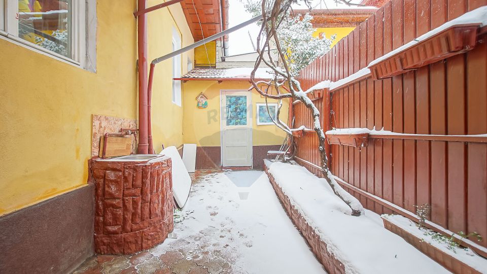 Proprietate cu 2 apartamente și garaj, Schei