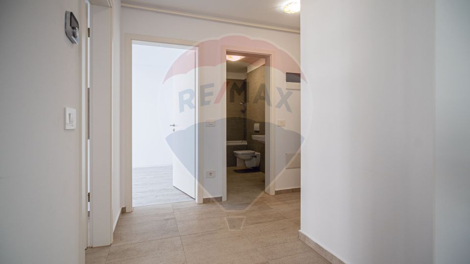 Apartament 2 camere nemobilat, cu loc de parcare si boxa | Coresi