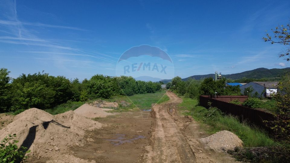 Teren de vanzare-ideal pentru hala sau parcare