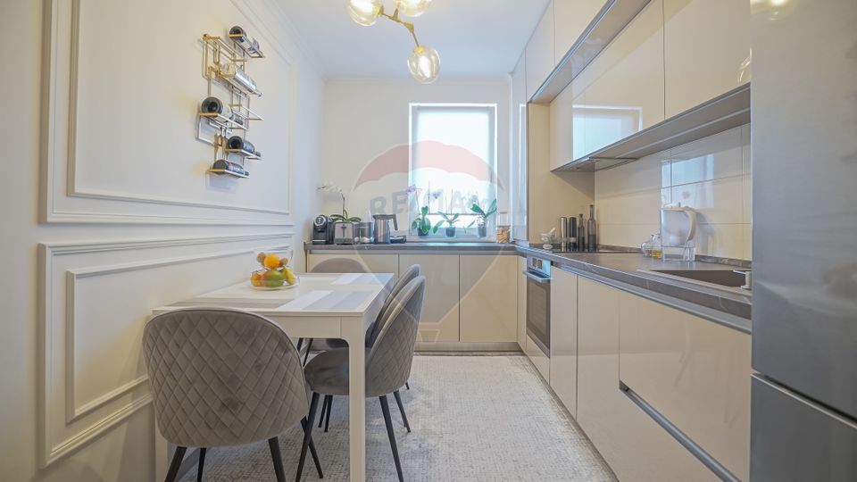 Apartament cu 3 camere de vânzare în zona Tractorul