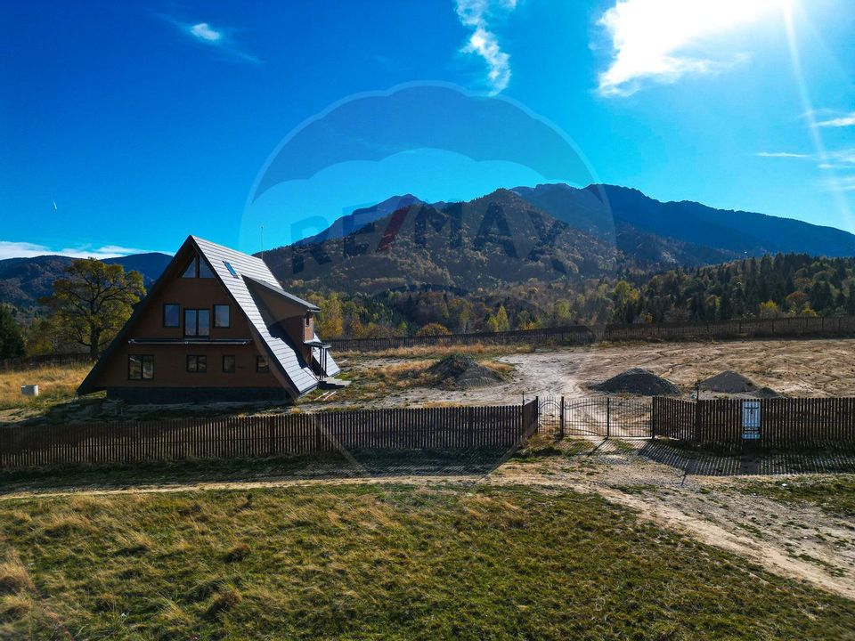 Vilă tip A-Frame, pe un platou montan, vedere panoramica catre Bucegi