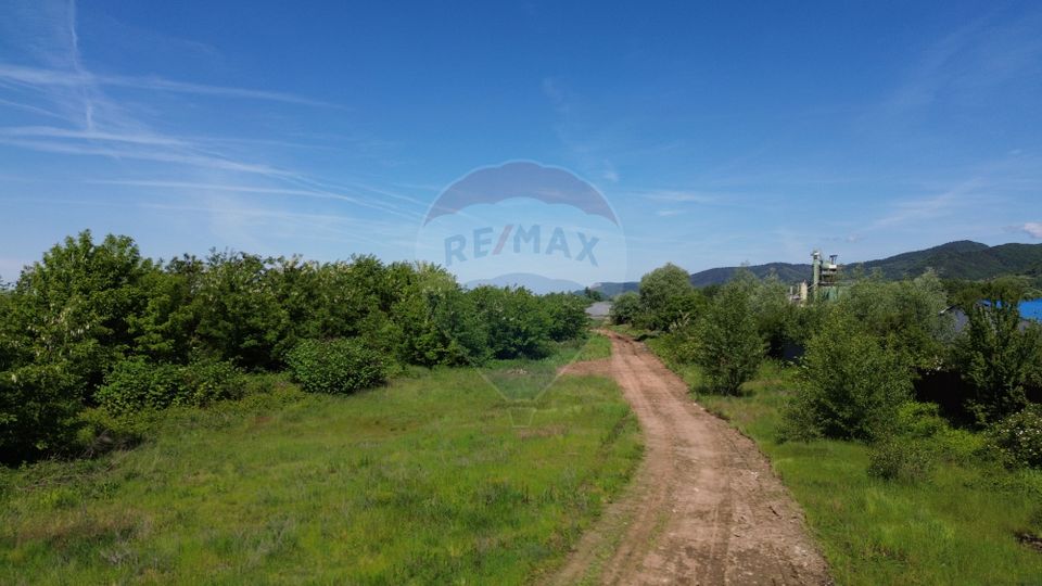 Teren de vanzare-ideal pentru hala sau parcare