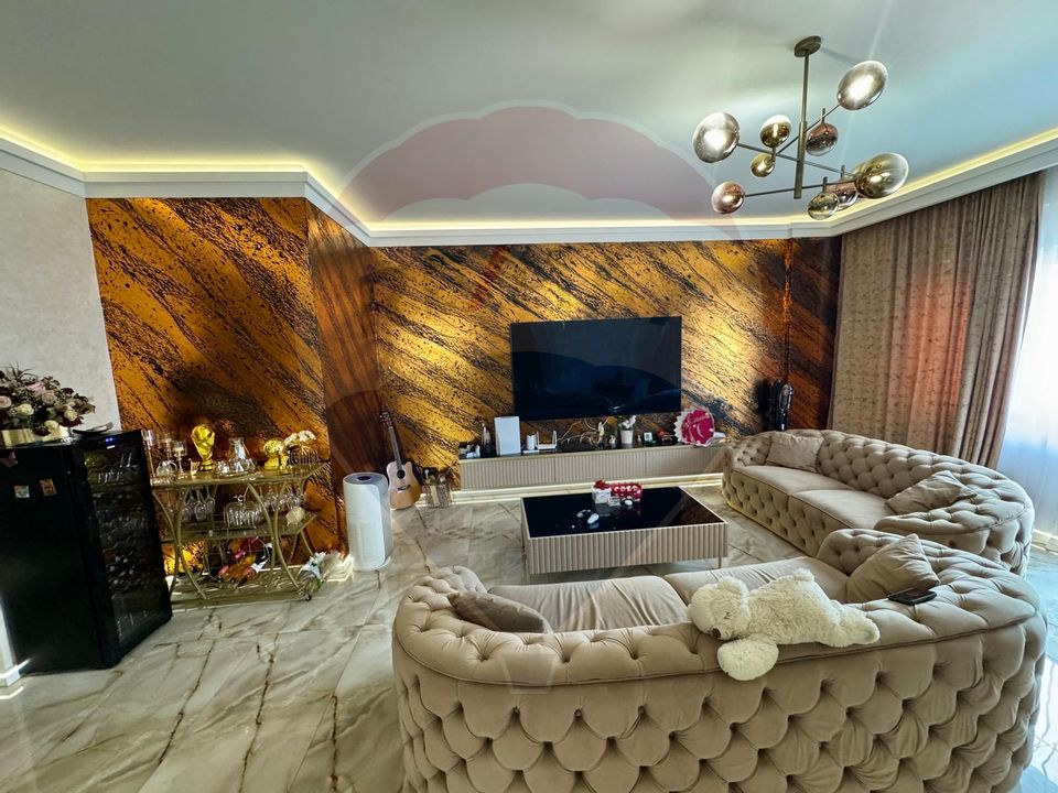 Apartament cu 4 camere de vânzare în zona Sarari