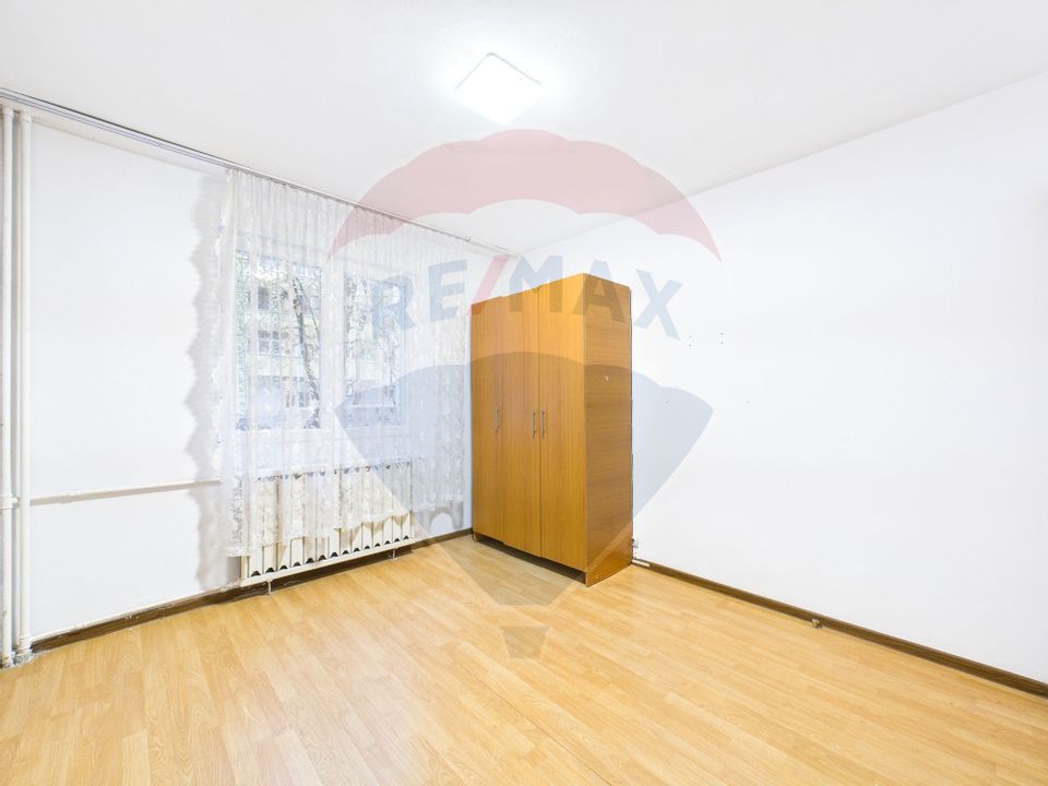 Apartament cu 4 camere de vânzare în zona Rahova