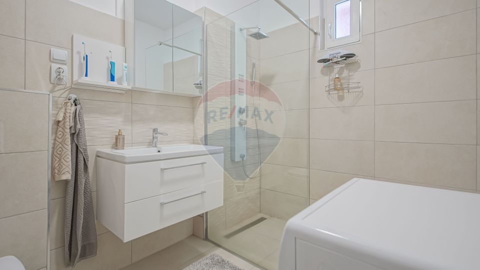 Casă falnică, curte individuală, langă Piața Unirii, în inima Scheilor