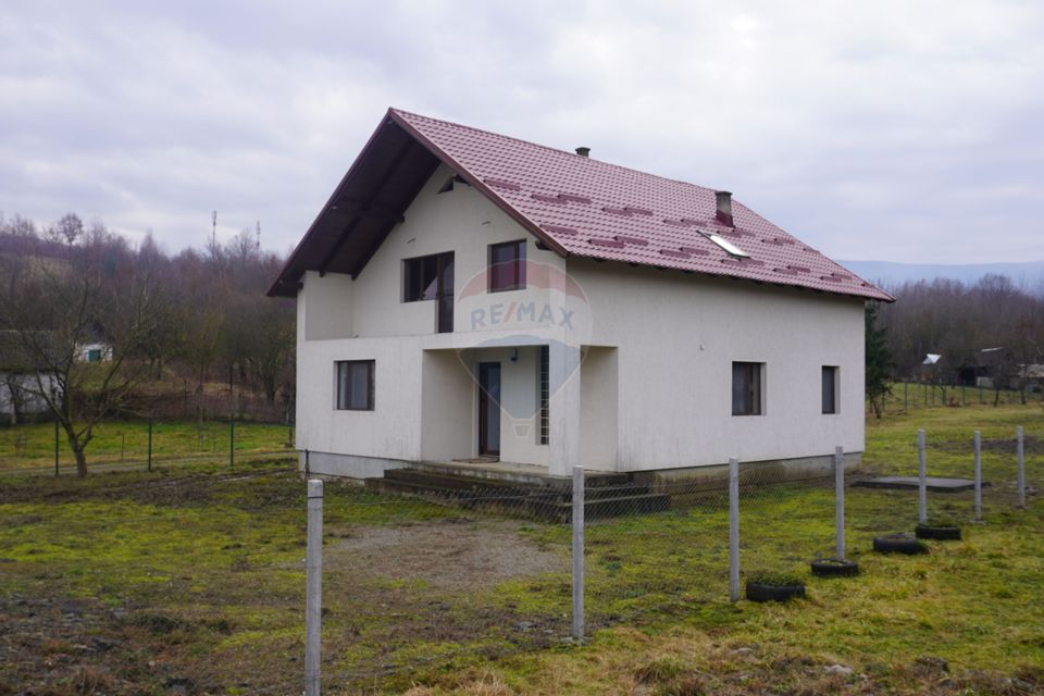 Casă cu 5 camere de vânzare în Piatra, Maramureș