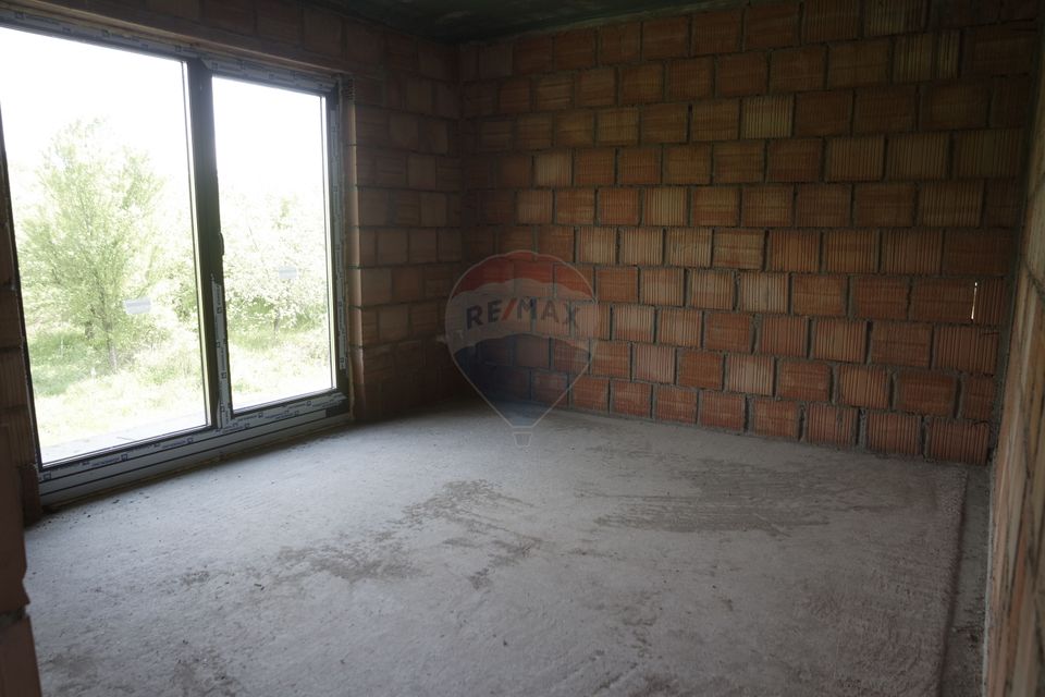 CASA CUPLATĂ DE VÂNZARE la rosu sau la semifinisat în Tăuții Măgherăuș