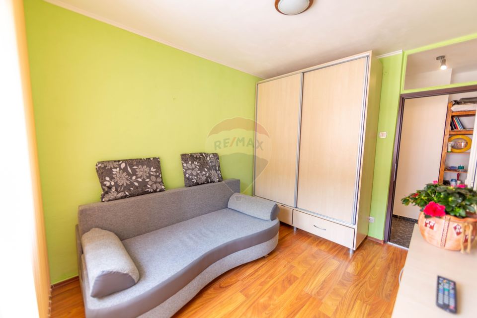 Spacious apartment for sale with 4 rooms, 2 bathrooms Răcădău