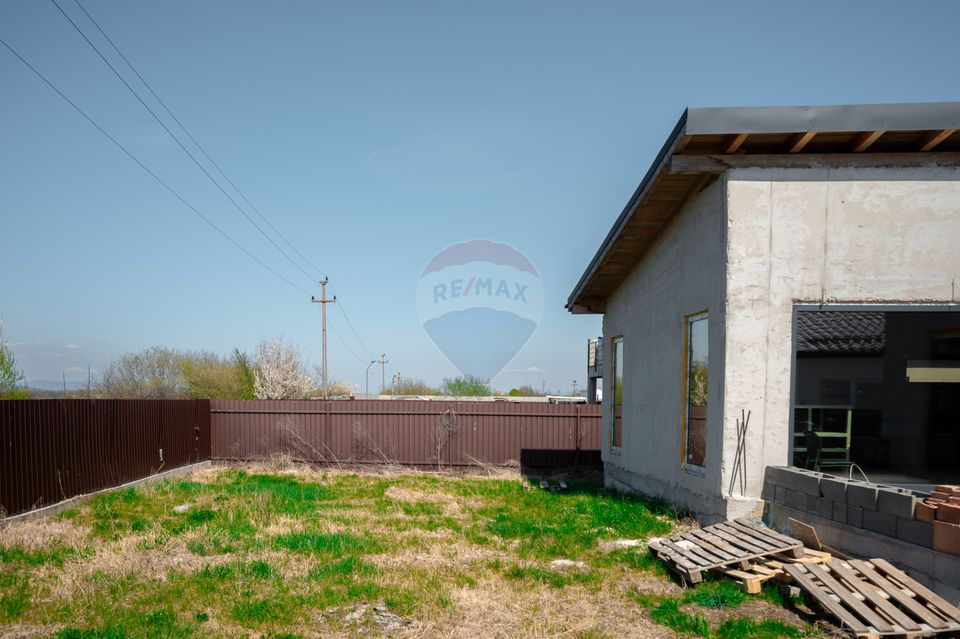 Casă cu 4 camere de vânzare, 130mp utili, teren 600mp in Harman