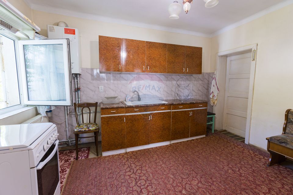 Doua Case de vanzare cu 5 camere + 3 camere,  stradal in Bran!