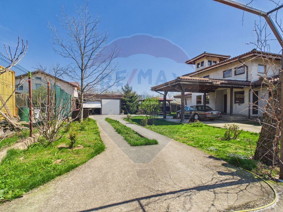 Vila Impunatoare multi-generationala cu Turnulet si Arhitectura Unica