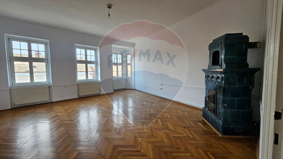 120sq.m Commercial Space for rent, Ultracentral area