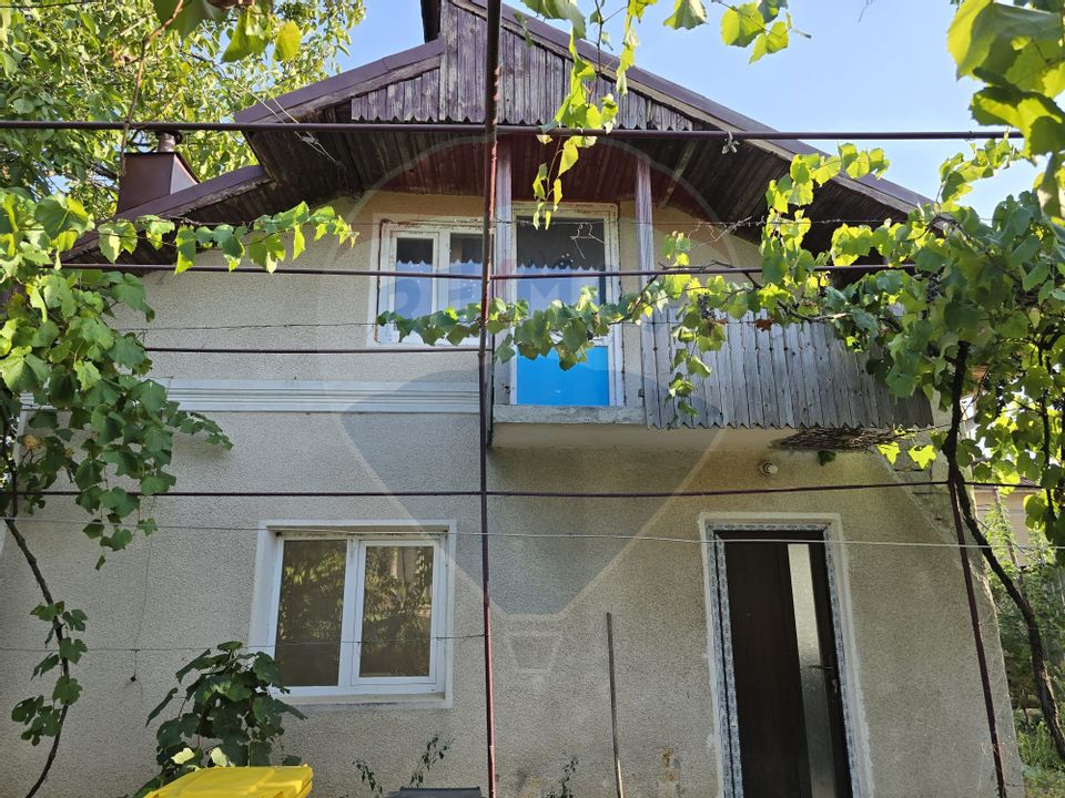 Casă noua + casa veche boiereasca renovabila