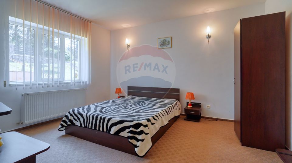 Casă / Vilă cu 8 camere de vânzare în zona Valea Rasnoavei