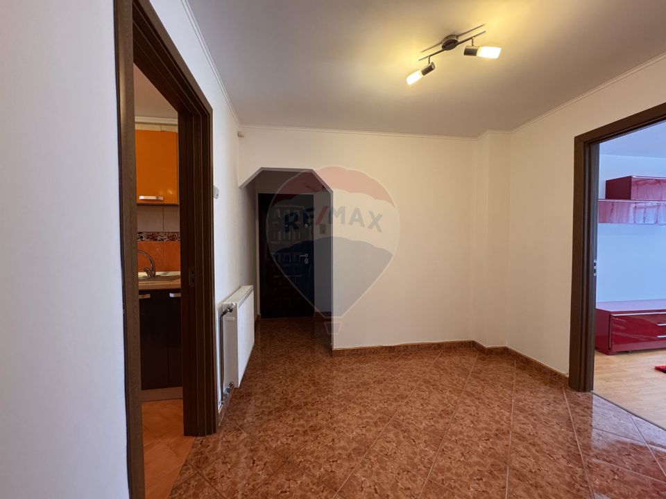 Apartament cu 3 camere in centru - Moinesti - de inchiriat