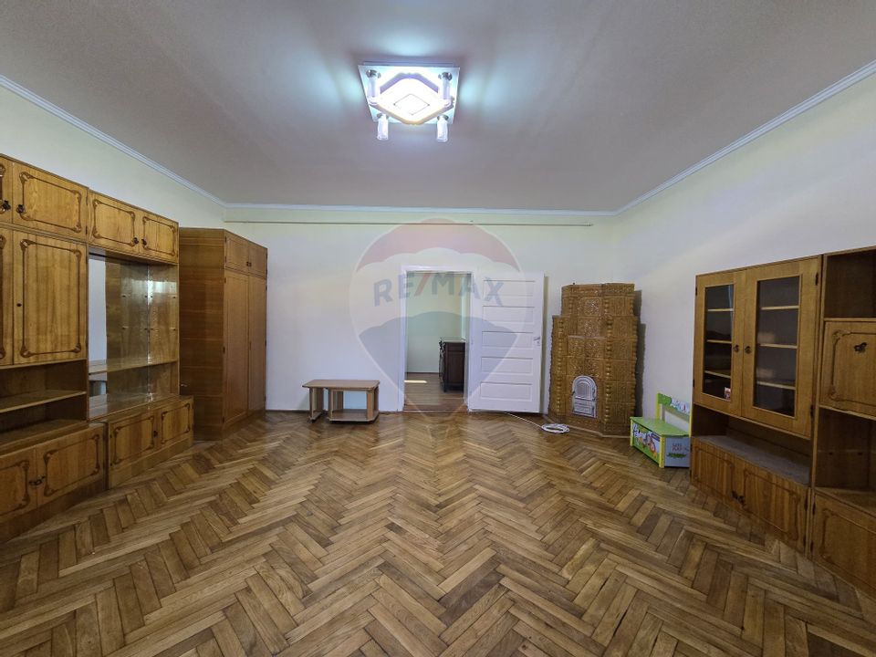 Casă cu 5 camere de vânzare în zona Central comision 0