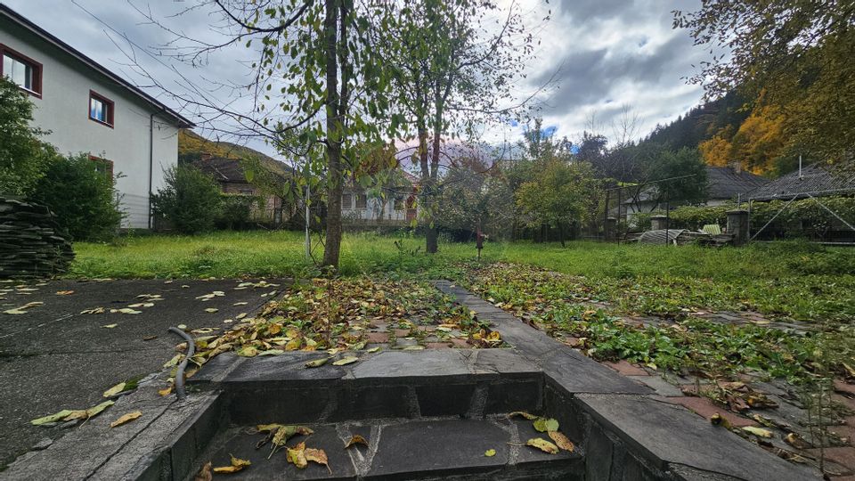 Casă solidă din cărămidă, mobilată, garaj, teren generos – Tarcău