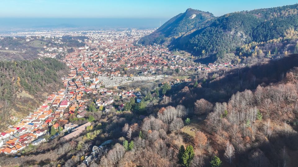 Teren Colinar Panoramic – 17.684 mp în Scheii Brașovului