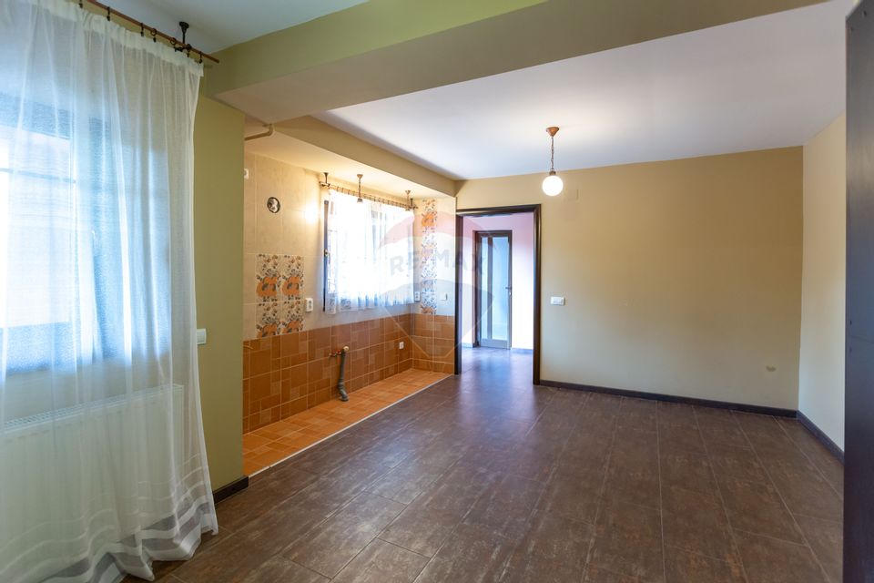 10 room House / Villa for sale, Serbanesti area