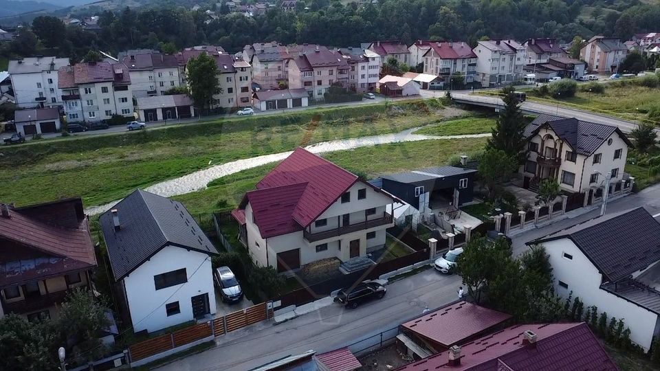 Casă / Vilă cu 5 camere de vânzare în zona Central Gura Humorului