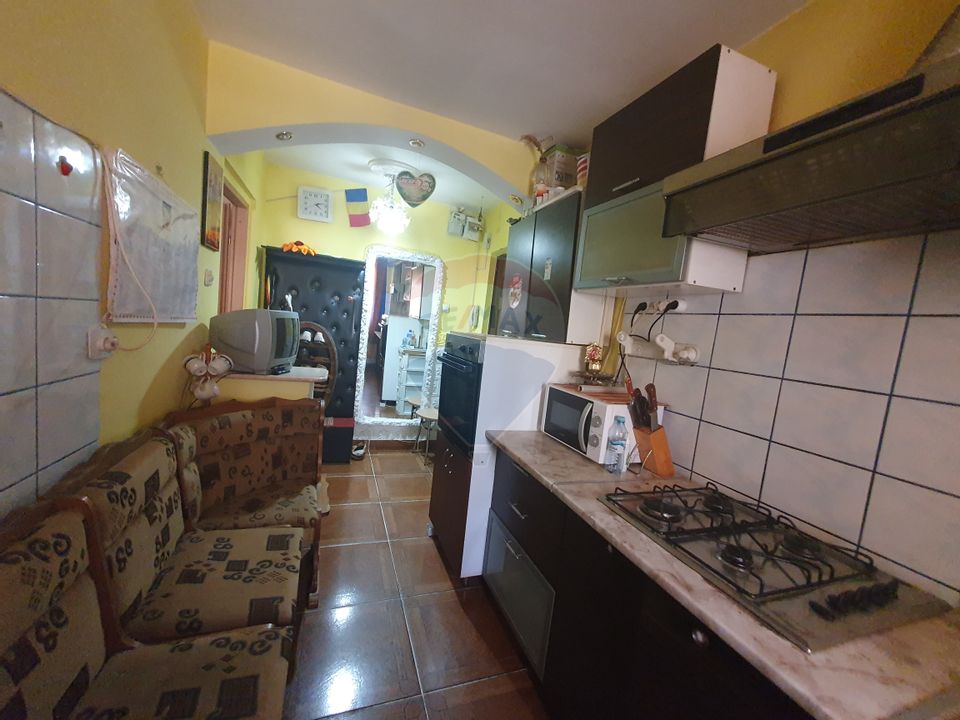 Apartament cu 3 camere de vânzare în zona Craiovita Noua