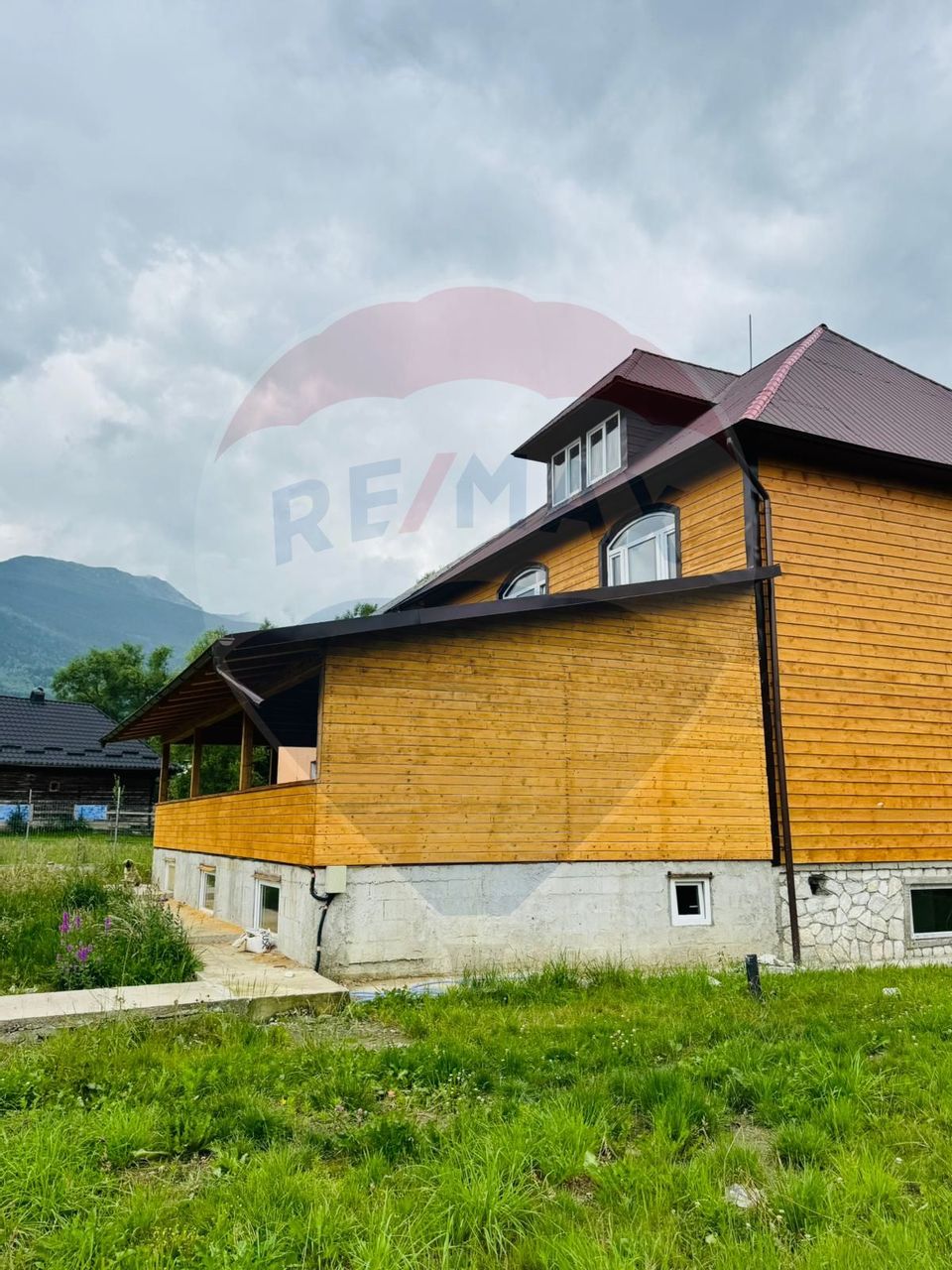 Hotel / Pensiune cu 9 camere de închiriat în zona Est