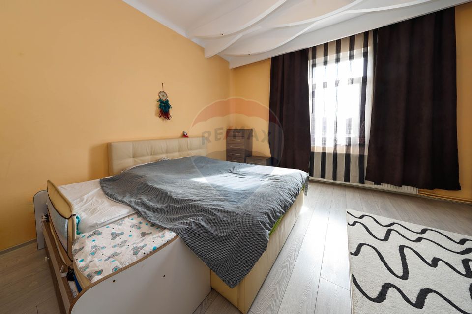 Casă înșiruită cu 5 camere și curte proprie - ideala pentru familie