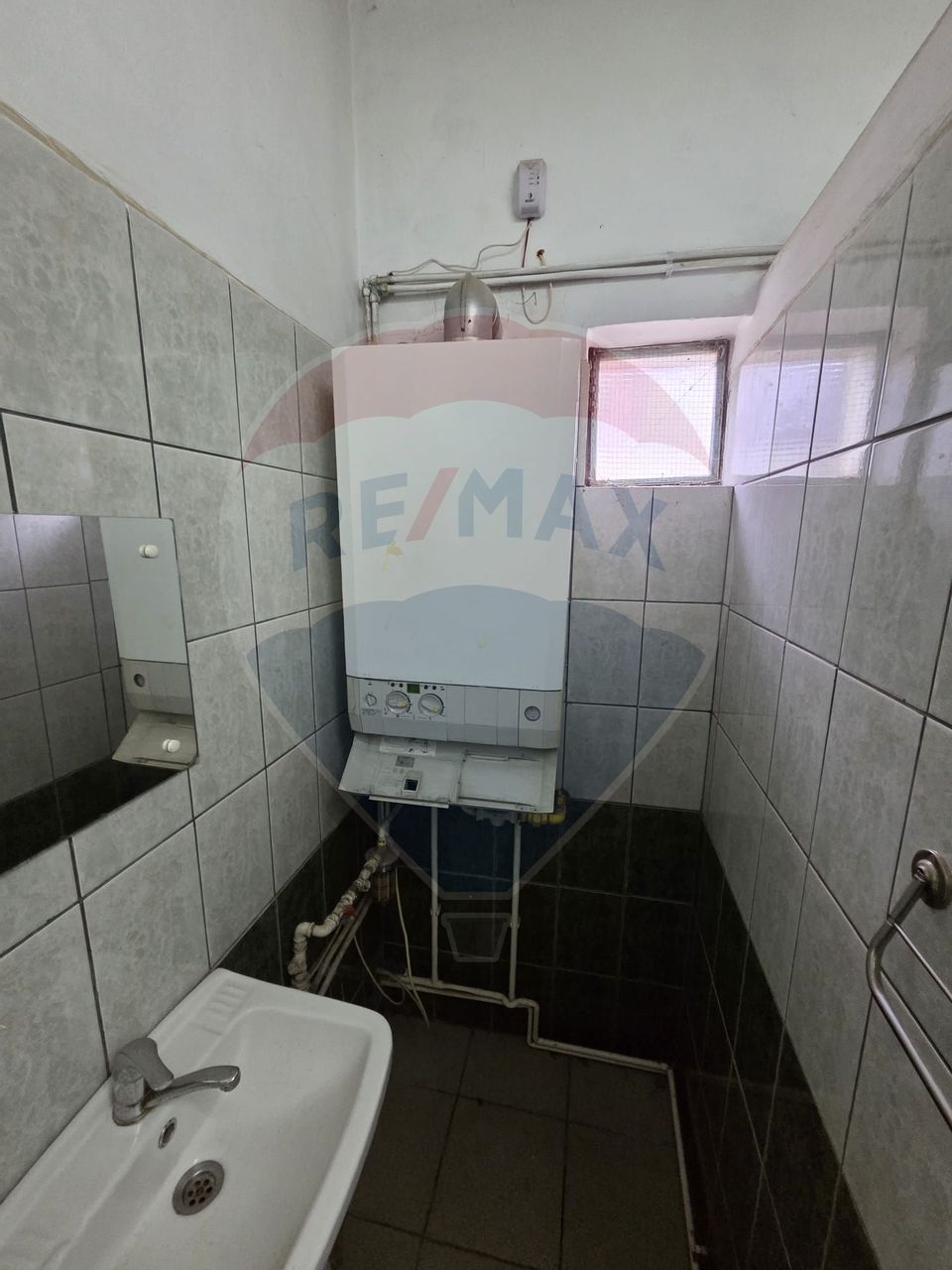 Ansamblu casa de locuit, hala productie ,spatiu de birouri si teren