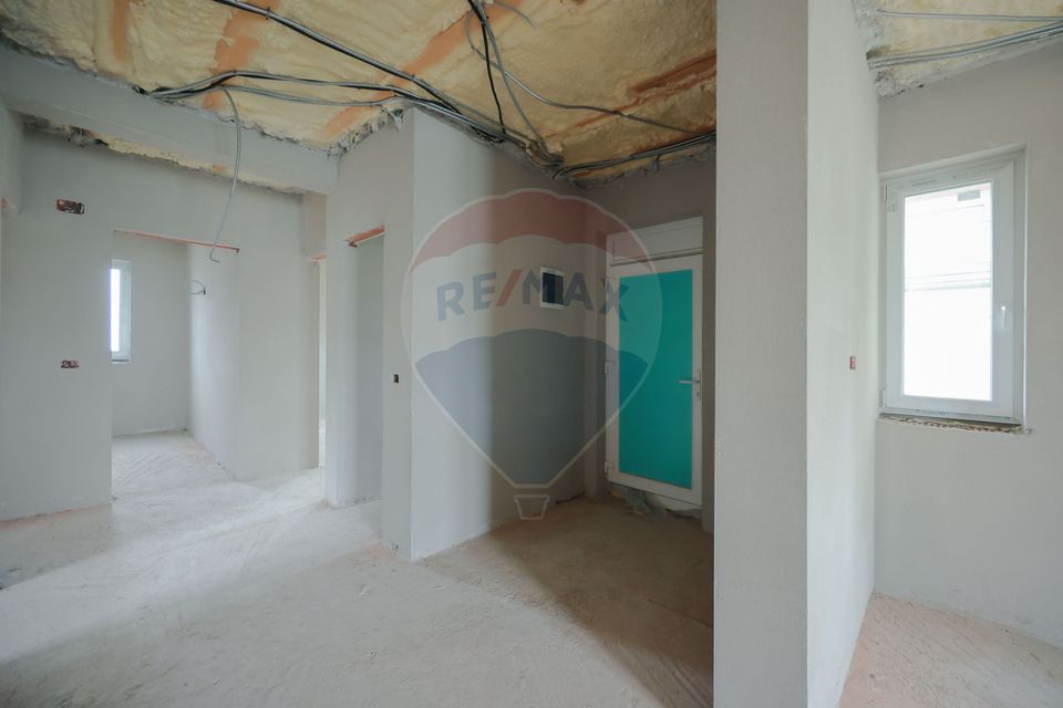 De vânzare casă semifinisată cu 3 camere, 455 mp teren, în Cihei