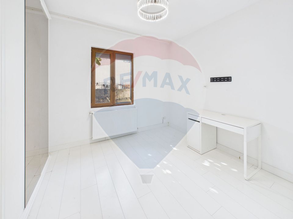 Casă / Vilă cu 4 camere de vânzare în zona Est