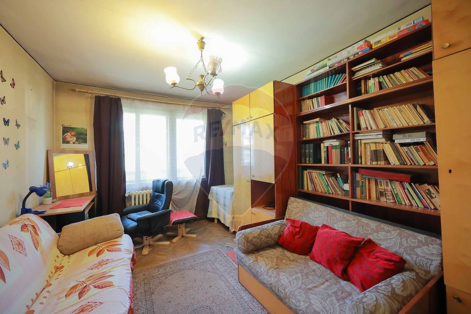 Apartament cu 4 camere de vânzare în zona Dacia