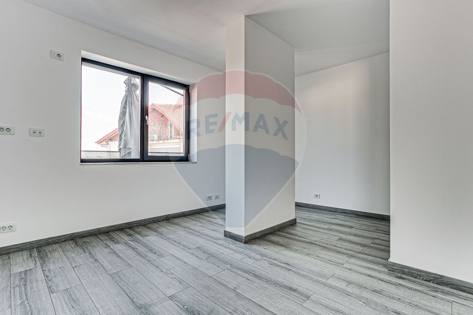 Apartament modern cu 3 camere de închiriat în zonă centrală