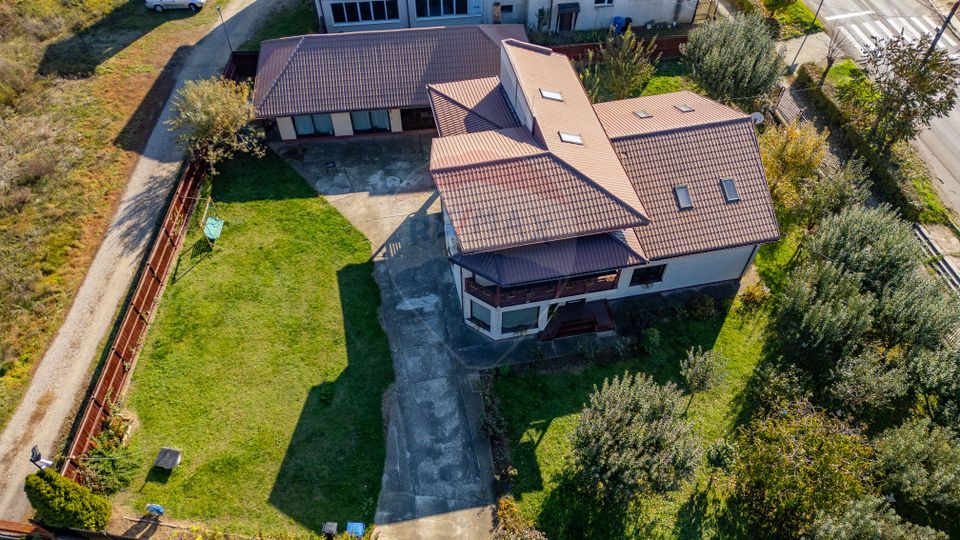 Vilă cu 7 camere de vânzare în zona Centrală Orașul  BUHUȘI